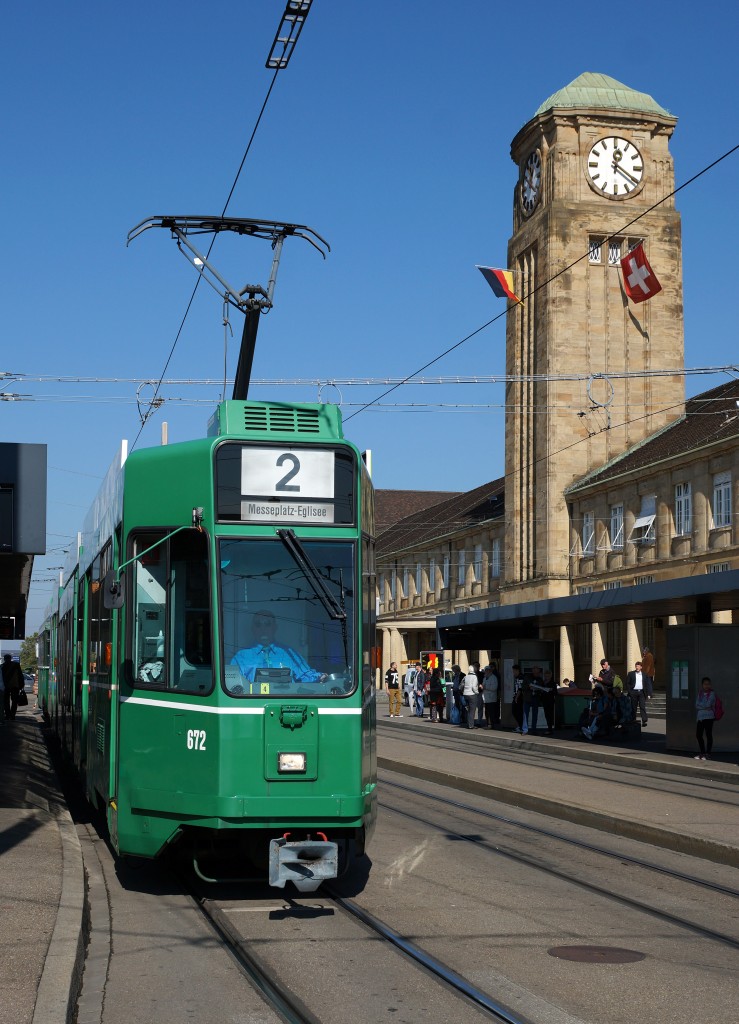 BVB: In absehbarer Zeit wird sich der Trambetrieb in und um Basel stark verändern. Be 4/6 6721990-1991/1998-1999) + B4 auf der Linie 2 Messeplatz-Eglisee am 2. Oktober 2015.
Foto: Walter Ruetsch 