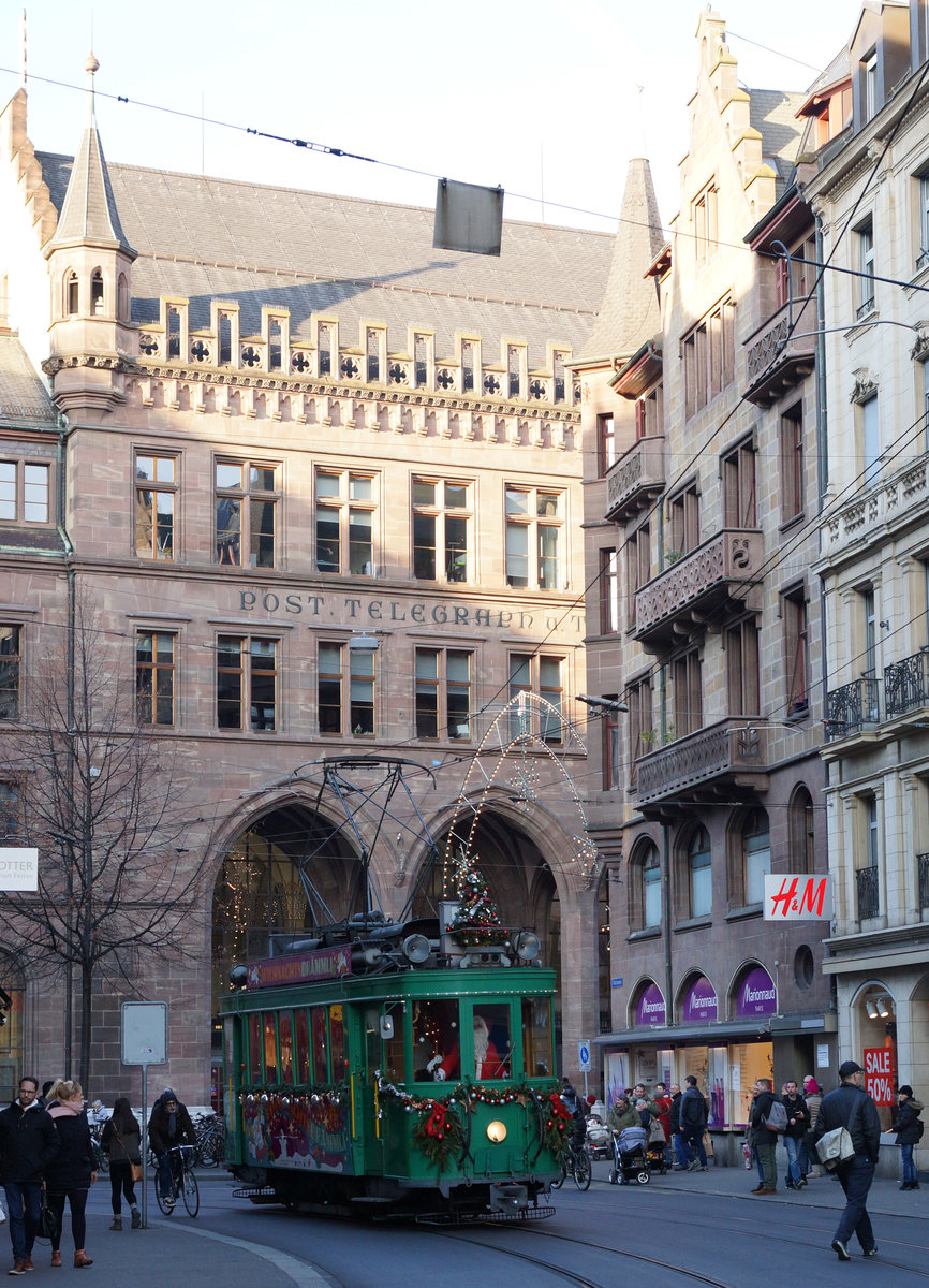 BVB: Mit der Weihnachtsstrassenbahn  Märlitram  Basel unterwegs am 17. Dezember 2016.
Foto: Walter Ruetsch