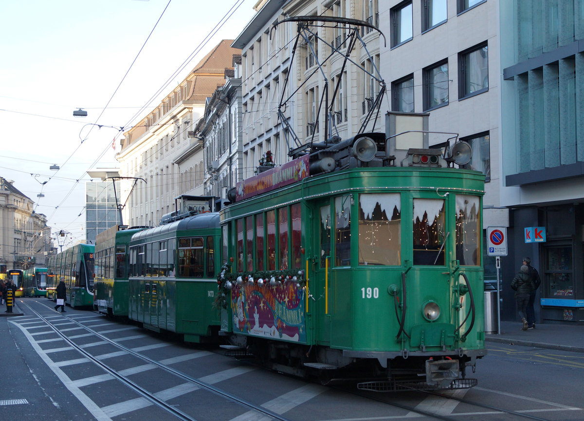 BVB: Mit der Weihnachtsstrassenbahn  Märlitram  Basel unterwegs am 17. Dezember 2016.
Foto: Walter Ruetsch