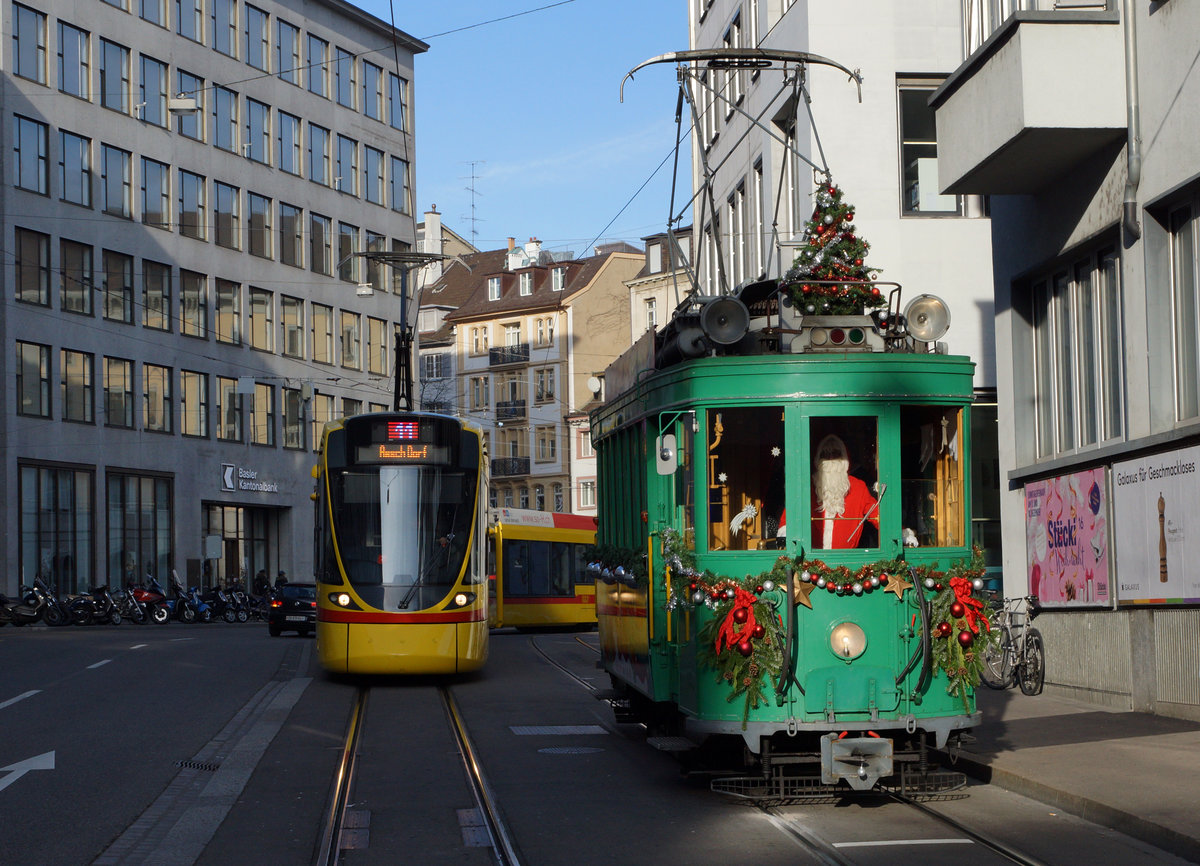 BVB: Mit der Weihnachtsstrassenbahn  Märlitram  Basel unterwegs am 17. Dezember 2016.
Foto: Walter Ruetsch