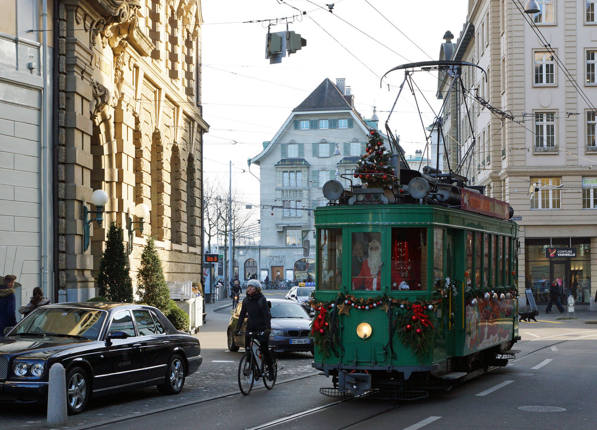 BVB: Mit der Weihnachtsstrassenbahn  Märlitram  Basel unterwegs am 17. Dezember 2016.
Foto: Walter Ruetsch