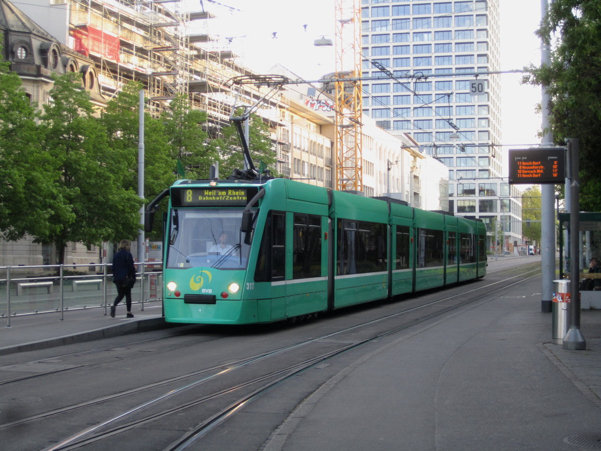 BVB Nr. 317 (Be 6/8 ''Combino'') am 20.4.2020 beim Aeschenplatz