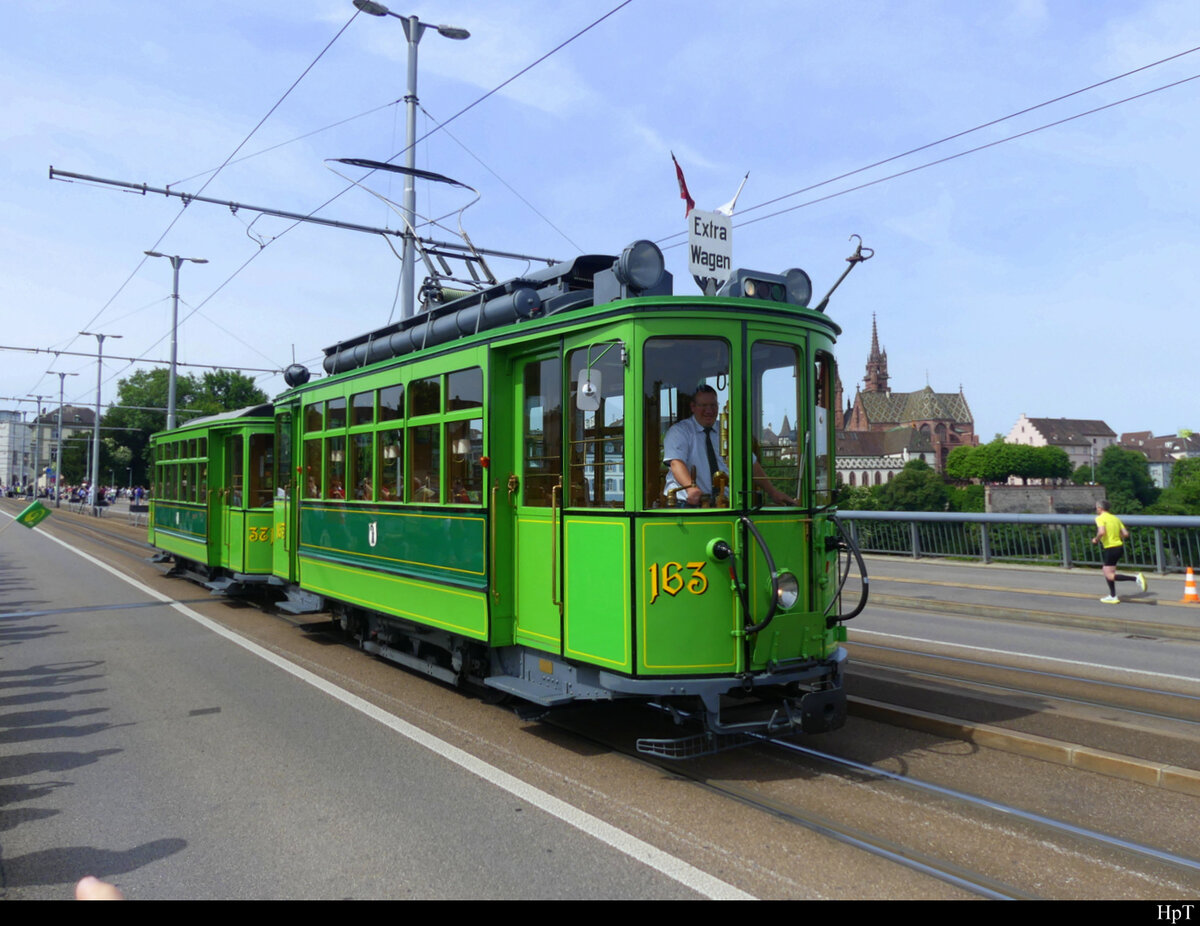 BVB - Oldtimer Tram Be 2/2 163 und Trambeiwagen B 371 unterwegs auf der Wettsteinbrücke in der Stadt Basel am 22.05.2022