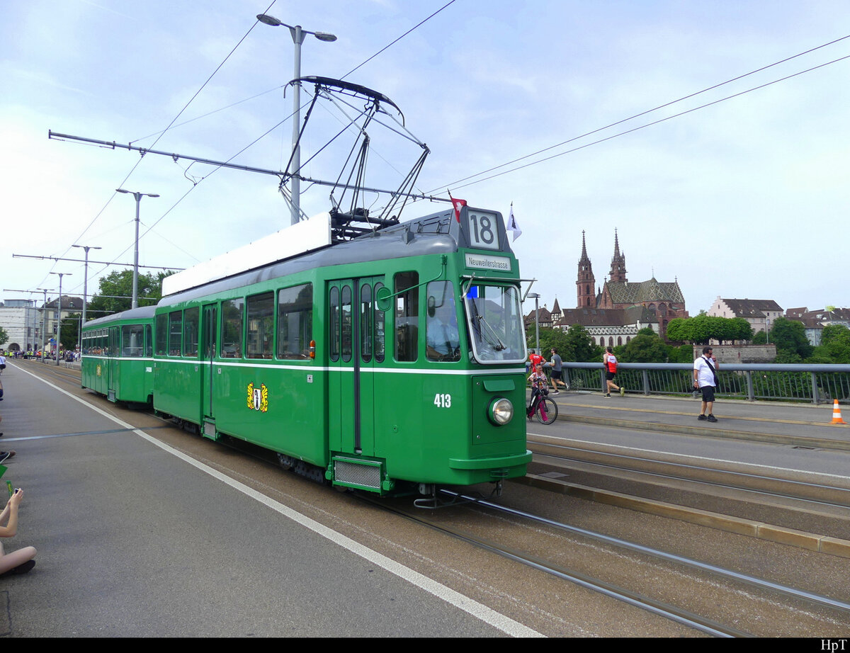 BVB - Oldtimer Tram Be 4/4  413 mit Beiwagen unterwegs an der Tramparade in der Stadt Basel am 22.05.2022