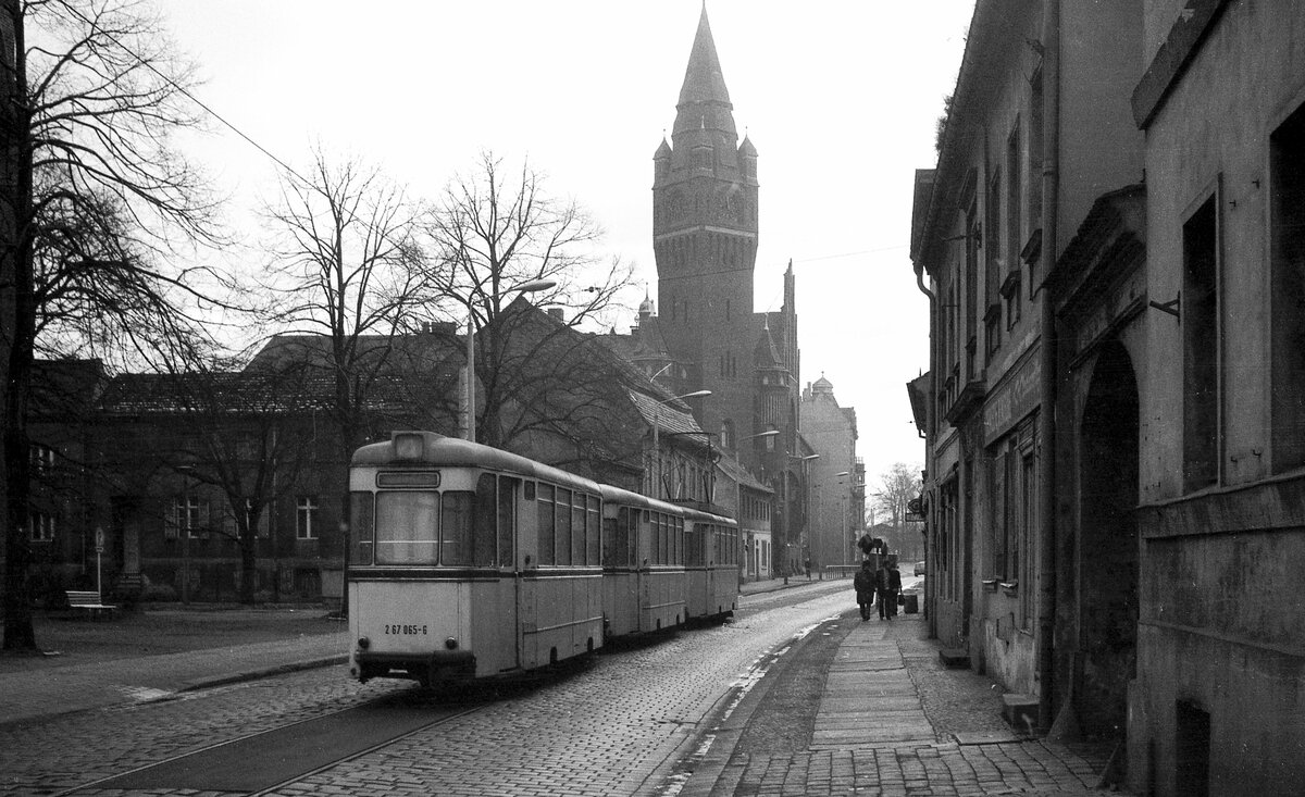 BVB Ost-Berlin__3-Wagen-Zug der Linie 21 in Köpenick passiert gleich das prominente Rathaus. Schluß-Bw 267 065-6 [BE59/1; RawSw 1961; +1980]__28-01-1978