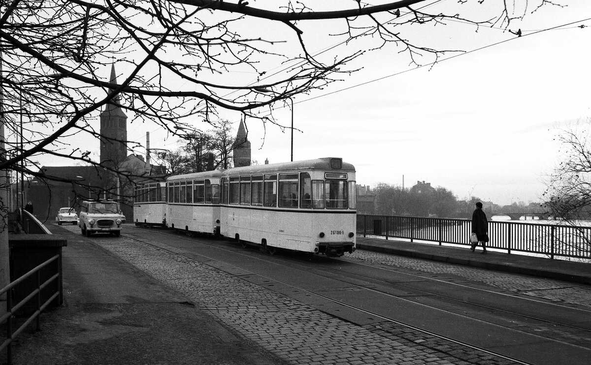 BVB Ost-Berlin__3-Wagen-Zug der Linie 21 von 'U-Bhf. Dimitroffstr.' kommend auf der Damm-Brücke über die Spree nach Köpenick Zentrum - 'Kö. Krankenhaus'. Schluß-Bw 267 086-5 II [BE59/70; RawSw 1975]__28-01-1978