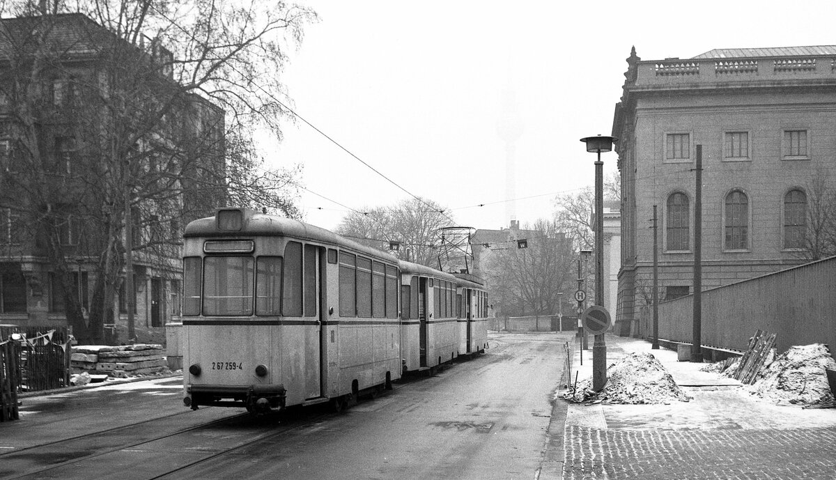 BVB Ost-Berlin__3-Wagenzug der Linie 70 mit Schluß-Bw 267 259-4 [BE59/4; RawSw 1968; +1993] in der Clara-Zetkin-Str. bei der Humboldt-Universität.__14-01-1978