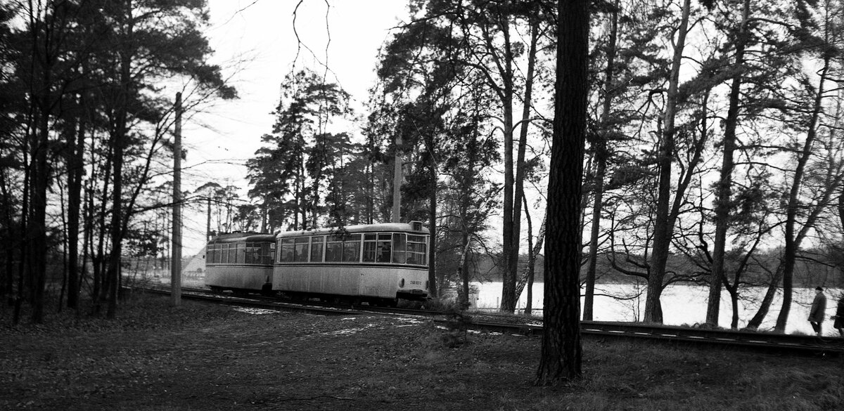 BVB Ost-Berlin__Die Grünauer Ufer-Bahn, Linie 86, durch die Wälder und entlang der Dahme nach Alt-Schmöckwitz. Wohl die landschaftlich schönste aller Berliner Außenstrecken.__28-01-1978