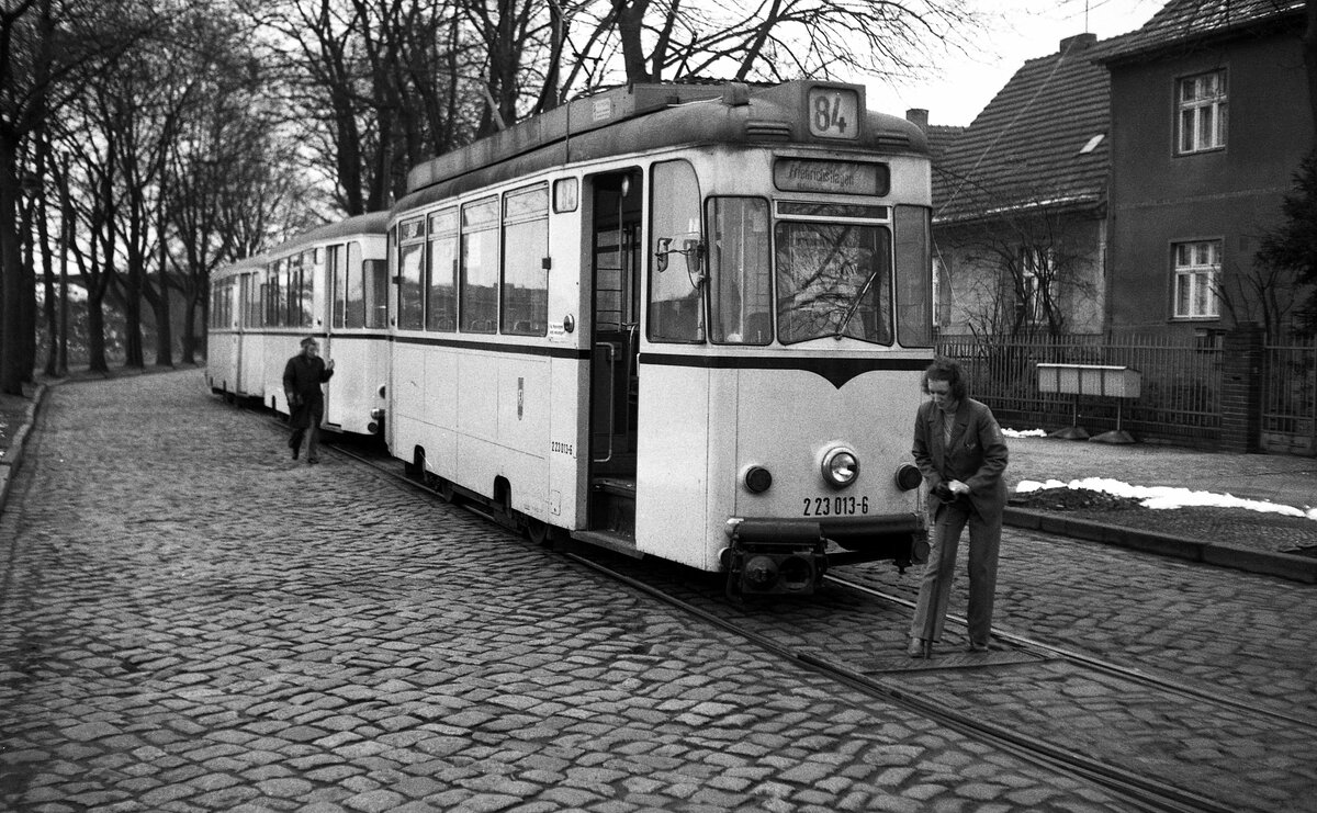 BVB Ost-Berlin__Endstation der Linie 84 'Am Falkenberg' in Altglienicke. Handarbeit ! Wagenführerin stellt die Weichen beim Umsetzen vor Tw 2 23 013-6 [TZ69; RawSw 1969 >lt. 'berlin-straba.de'] an der bis 1980 noch existierenden letzten Kuppelendstelle im Netz der BVB. __01-1978