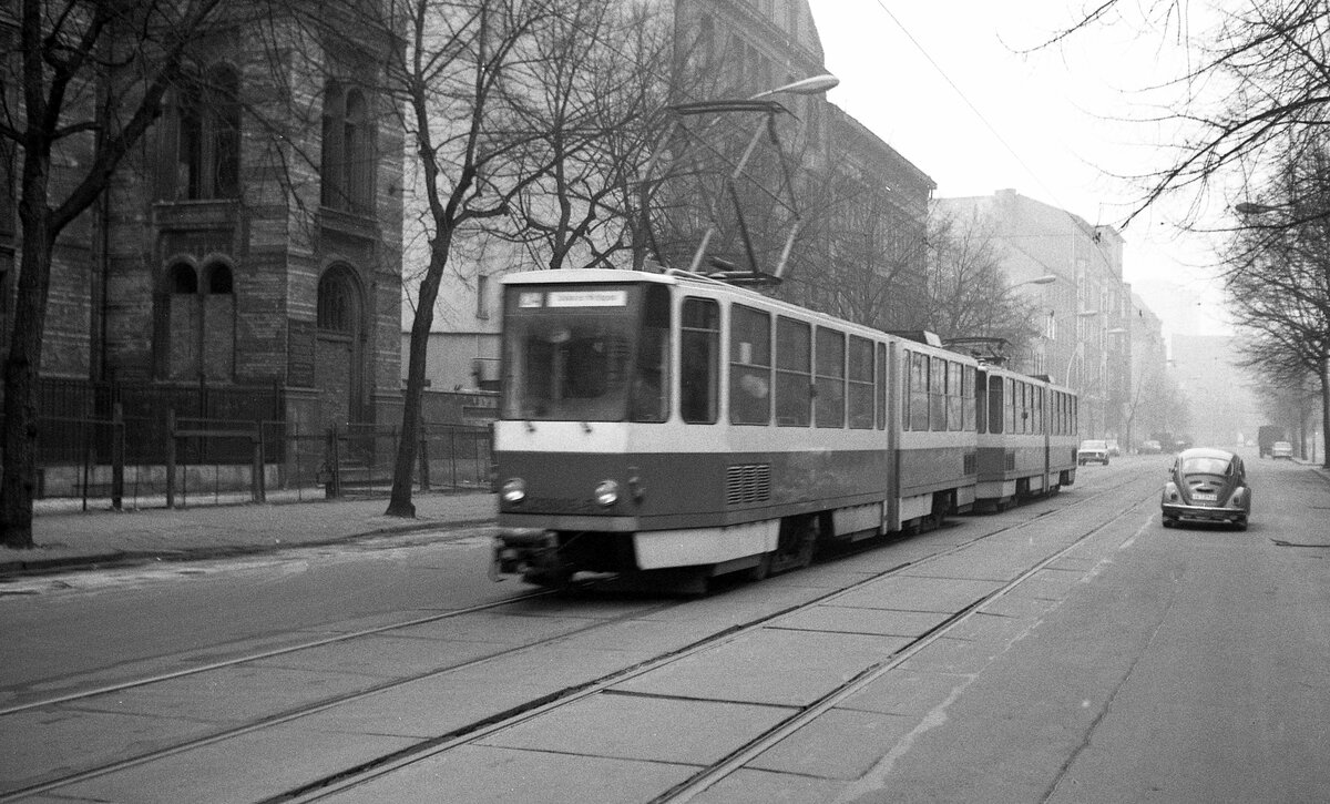 BVB Ost-Berlin__KT4D-Zug auf Linie 24 in der Oranienburger Str. bei der Großen Synagoge.__14-01-1978