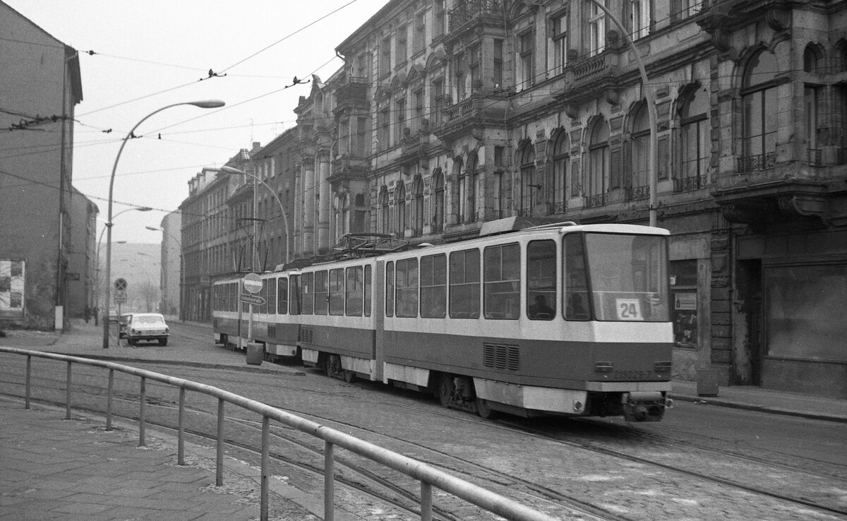 BVB Ost-Berlin__KT4D-Zug auf Linie 24 in der Oranienburger Str.__14-01-1978