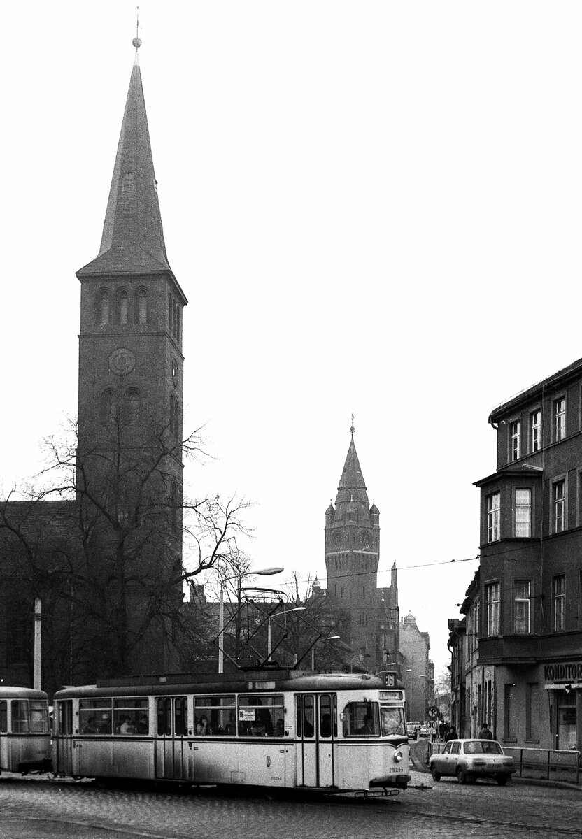 BVB Ost-Berlin__Linie 86 vor den Türmen Köpenicks (Ev. Kirche und Rathaus) in richtung S-Bhf. Köpenick unterwegs.__28-01-1978