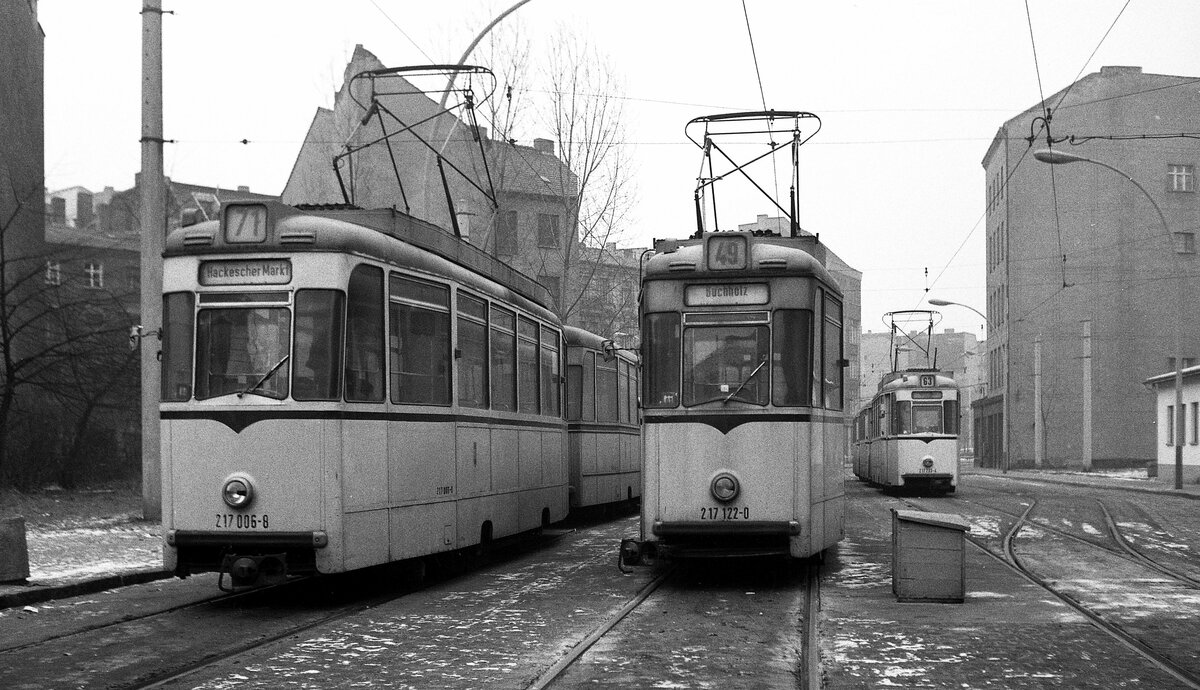 BVB Ost-Berlin__Züge der Linien 49 [Tw 217 122-0; TE59, RawSw 1962], 63, 71 [Tw 217 006-8; TE59, WB Gotha 1960] in der zentralen Endschleife Große Präsidenten Str. / Hackescher Markt. [alle Fz.daten :'berlin-straba.de']__14-01-1978