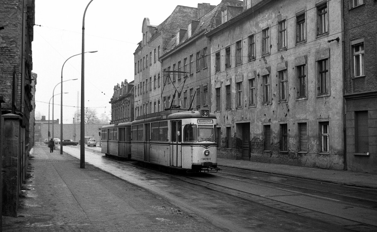 BVB Ost-Berlin__Zug der Linie 83 mit Tw 218 019-0 [TDE,WB Gotha 1963; +1992;lt.'berlin-straba.de'] in Köpenick Richtung 'Wendenschloß'. Nicht gerade eine standesgemäße Anfahrt zu einem Schloß, das es aber wohl auch nie gab, sondern nur ein Gasthaus gleichen Namens ...__28-01-1978