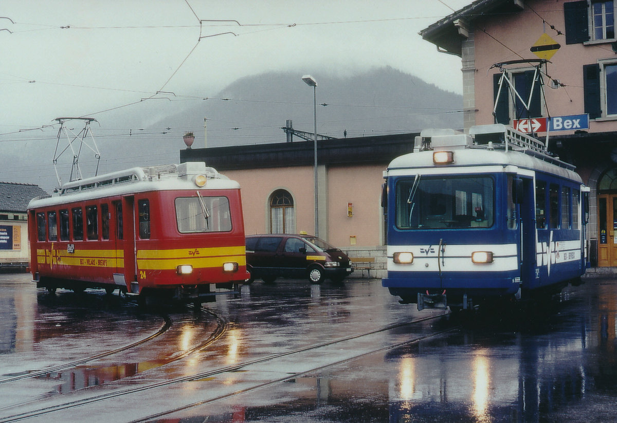 BVB: Regionalzug nach Villars-sur-Ollon mit BDeh 2/4 24 und Tram nach Bévieux mit Be 2/3 16 kurz vor der Abfahrt in Bex im Juli 1999. Neben dem Allwetterfotografen aus der Deutschweiz waren an diesem regnerischen Tag kaum Touristen zu sehen die es in die herrliche Bergwelt lockte.
Foto: Walter Ruetsch  