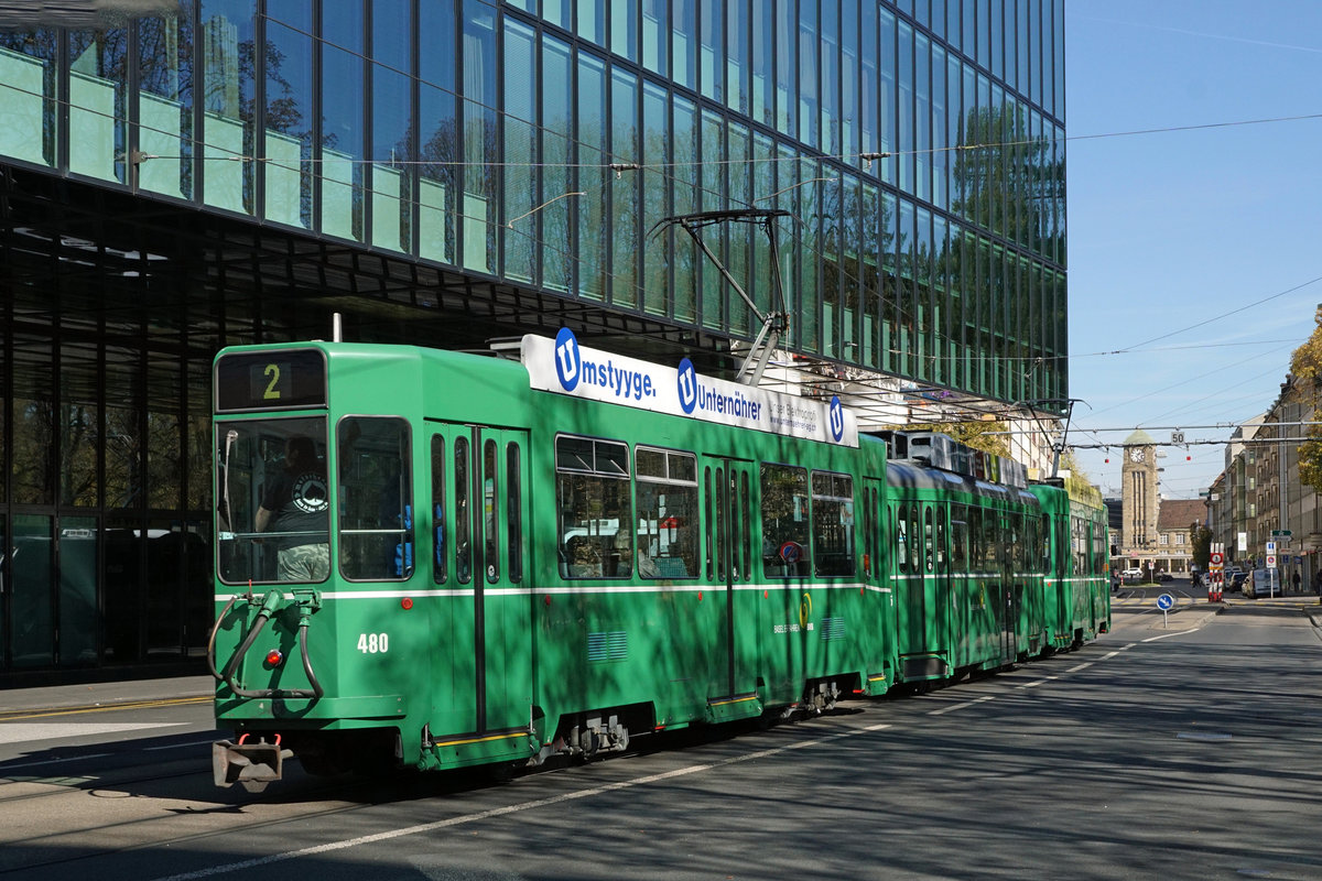 BVB: Spiel mit Sonnenlicht und Schatten
beim Fotografieren der Strassenbahn Basel, Linie 2, zwischen Messeplatz und Badischem Bahnhof Basel am 13. Oktober 2017.
Foto: Walter Ruetsch