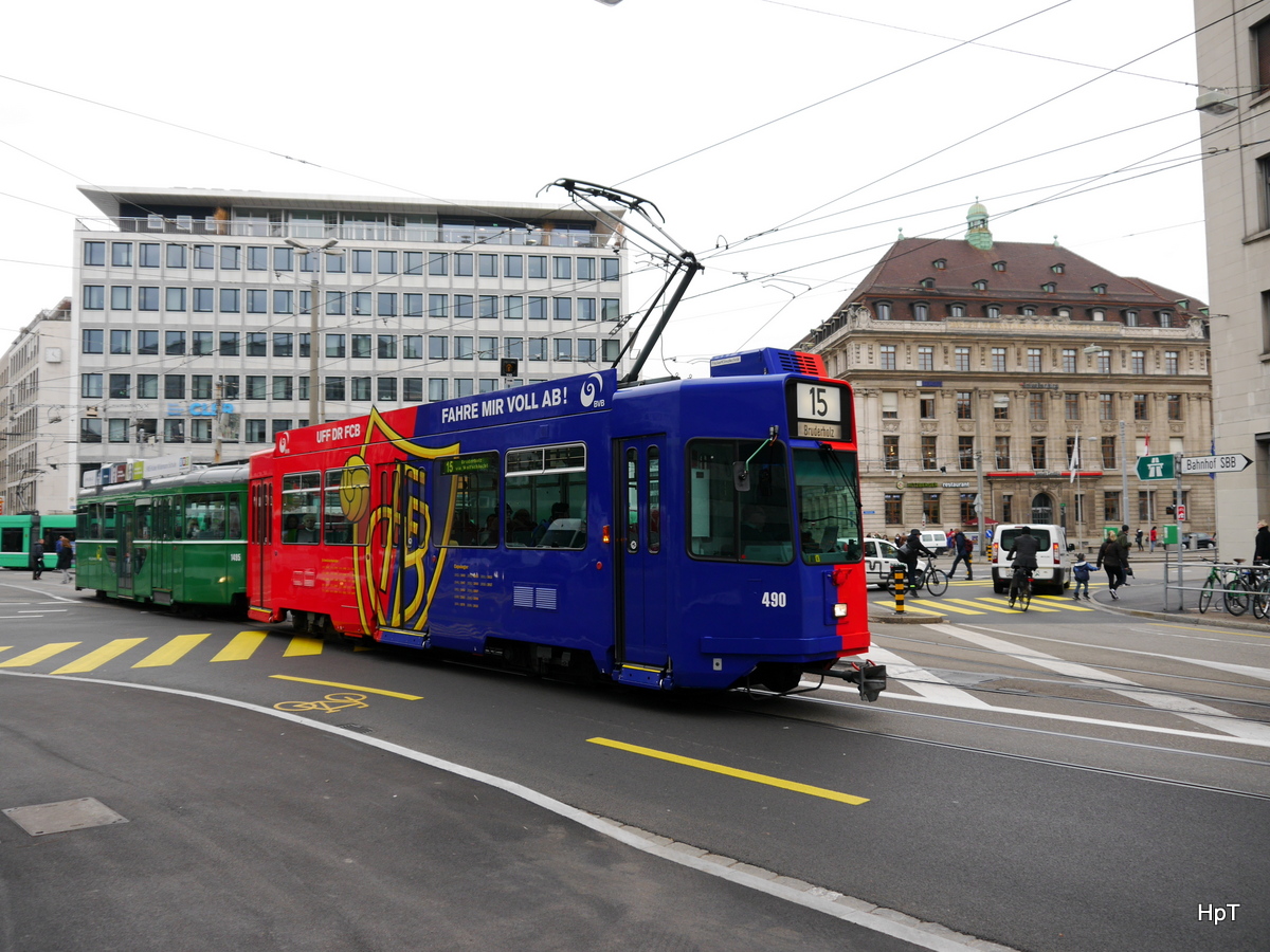 BVB - Tram Be 4/4  490 mit Tramanhänger unterwegs auf der Linie 15 in der Stadt Basel am 20.11.2017