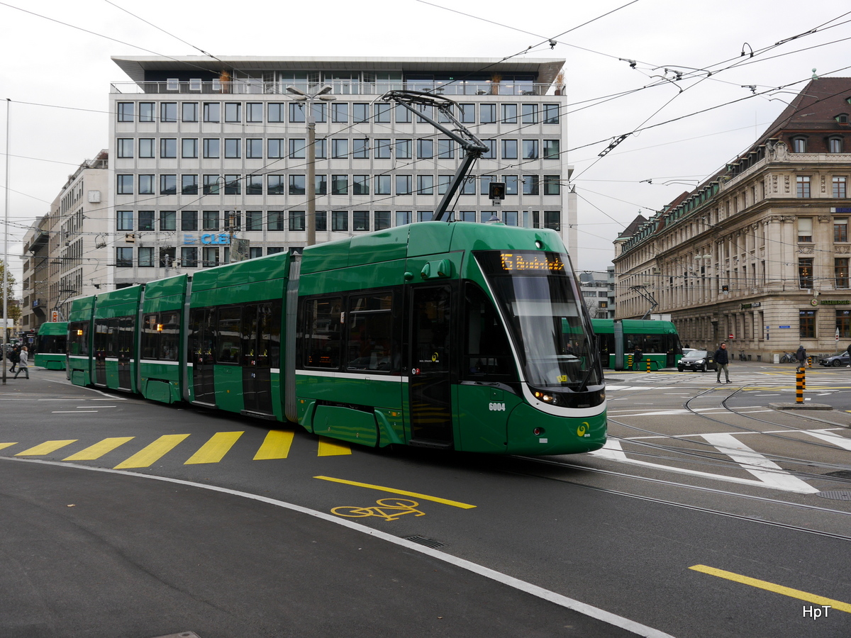 BVB - Tram Be 4/6 6004 unterwegs auf der Linie 15 in der Stadt Basel am 20.11.2017