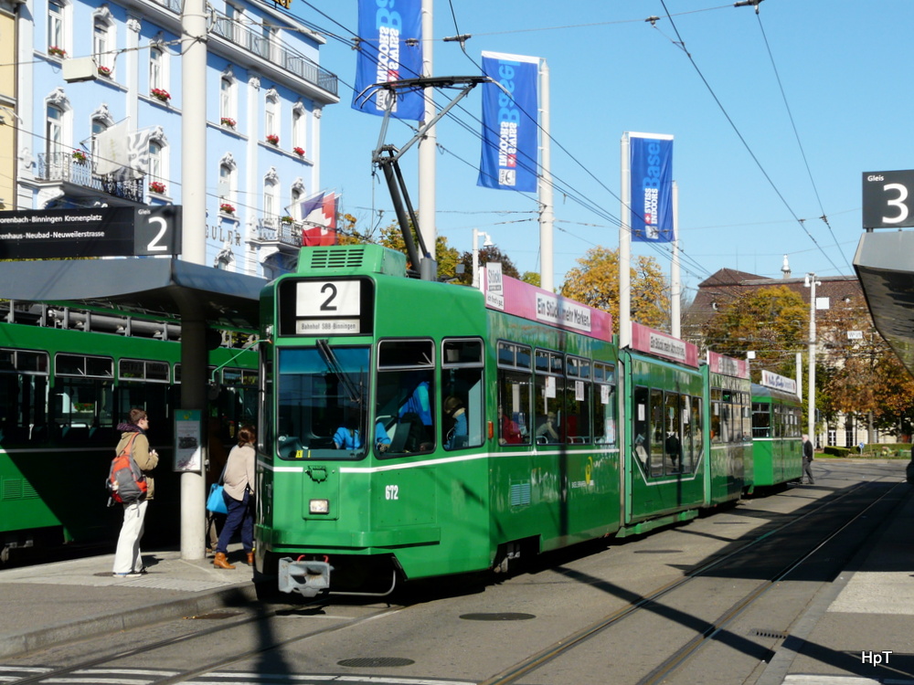 BVB - Tram Be 4/8 672 unterwegs auf der Linie 2 bei den Haltestellen vor dem Bahnhof Basel SBB am 24.10.2013