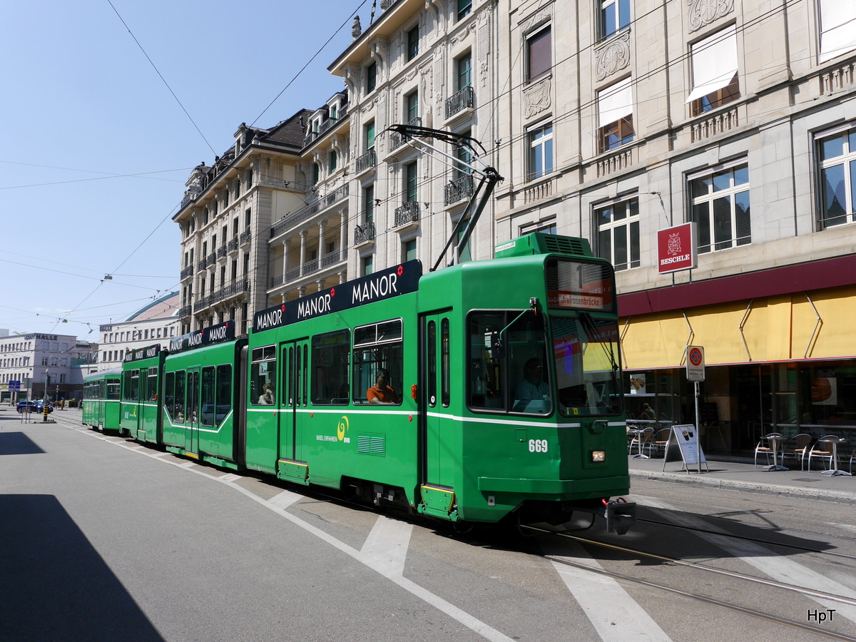 BVB - Tram Be 4/8 669 mit 1 Beiwagen unterwegs auf der Linie 1 vor dem SBB Bahnhof in Basel am 11.07.2015