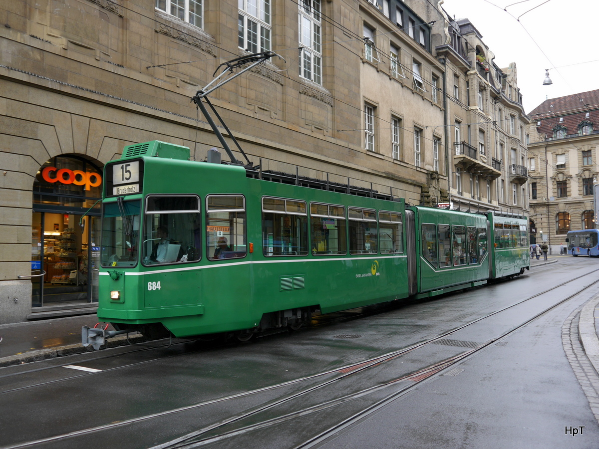 BVB - Tram Be 4/8  684 unterwegs auf der Linie 15 in der Stadt Basel am 15.09.2016