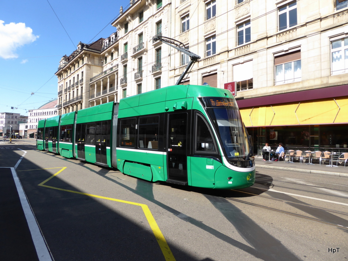 BVB - Tram Be 5/6 6001 unterwegs in der Stadt Basel am 15.09.2017