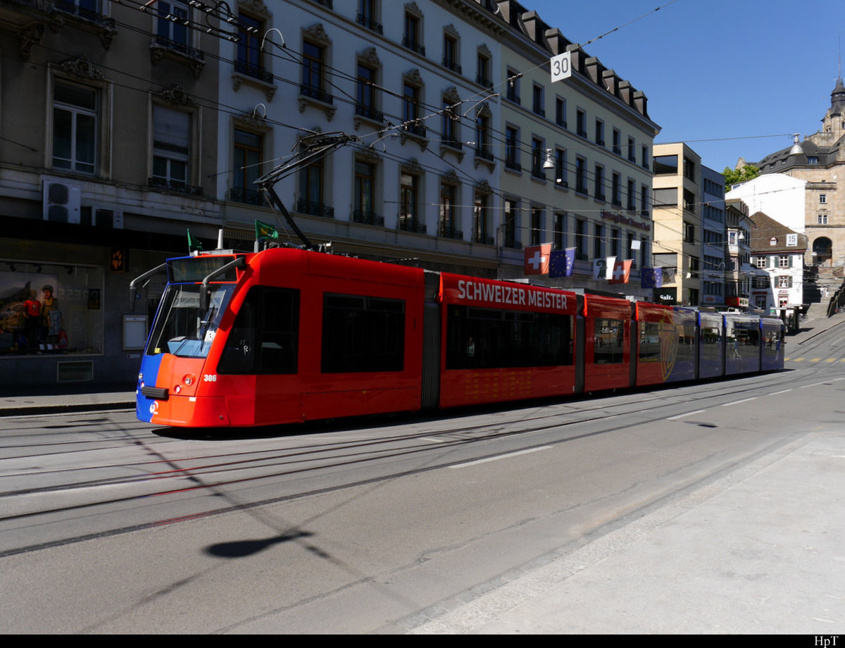 BVB - Tram Be 6/8  306 unterwegs in der Stadt Basel am 01.06.2020