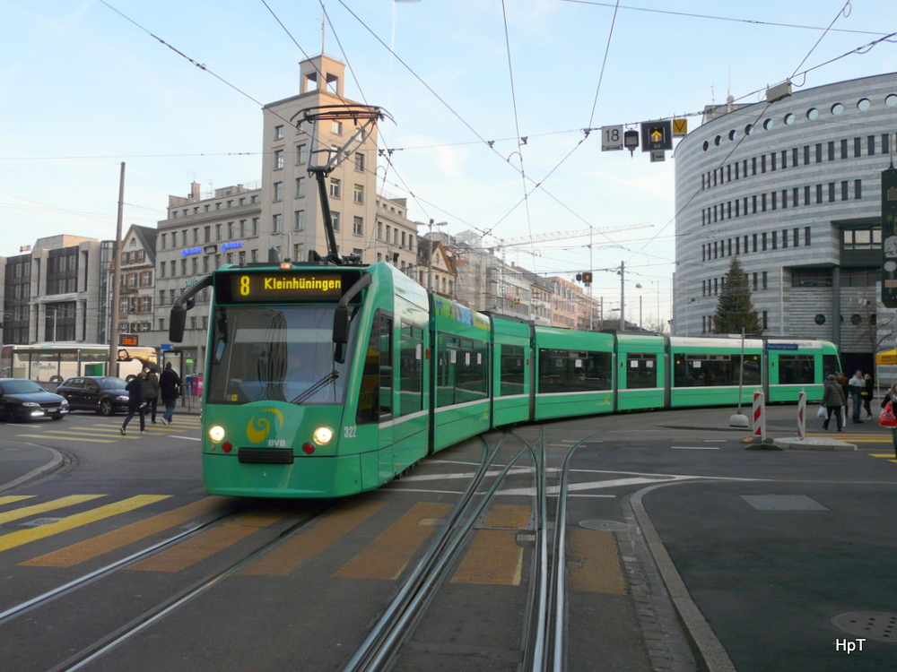 BVB - Tram Be 6/8 322 unterwegs auf der Linie 8 in der Stadt Basel am 21.12.2013