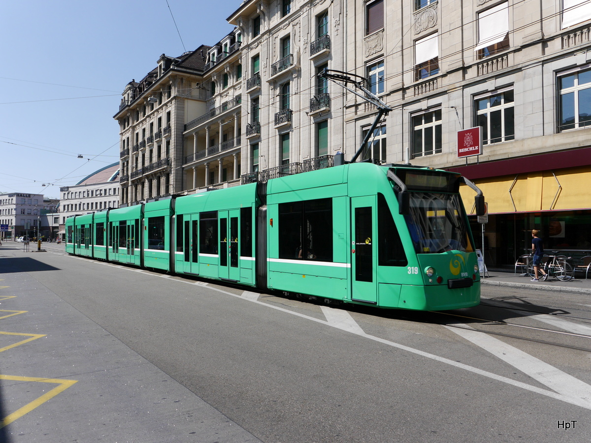BVB - Tram Be 6/8 319 unterwegs auf der Linie 8 vor dem SBB Bahnhof in Basel am 11.07.2015