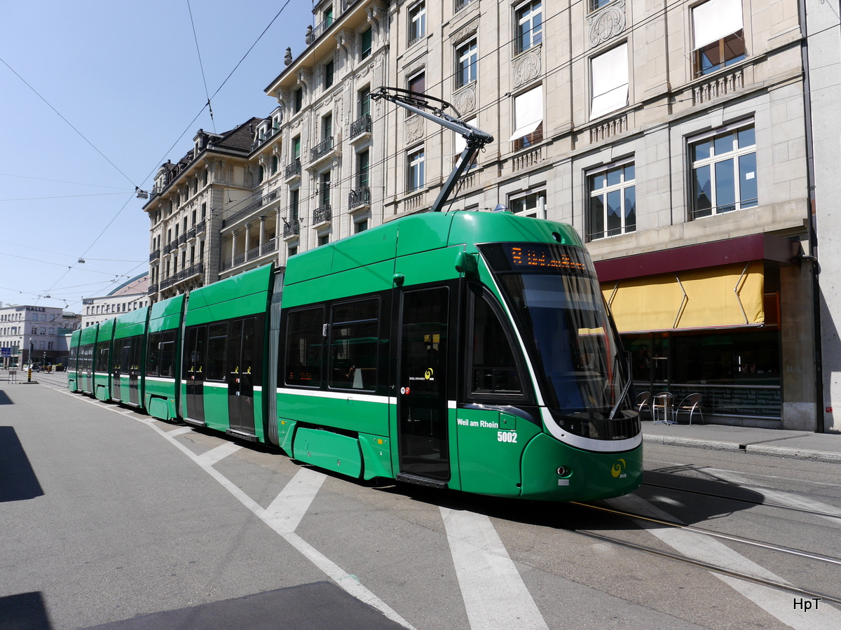 BVB - Tram Be 6/8 5002 unterwegs auf der Linie 8 vor dem SBB Bahnhof in Basel am 11.07.2015