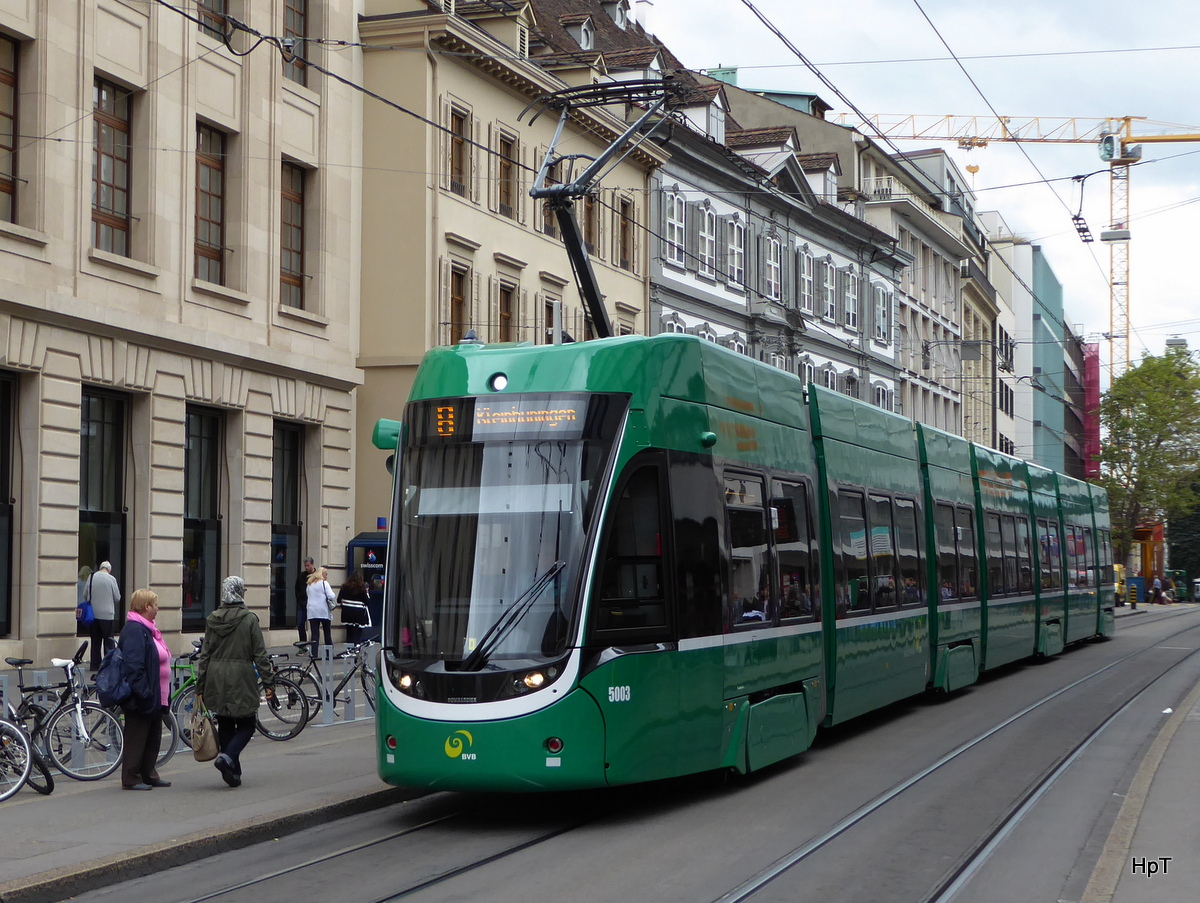 BVB - Tram Be 6/8 5003 unterwegs auf der Linie 8 in der Stadt Basel am 06.10.2015