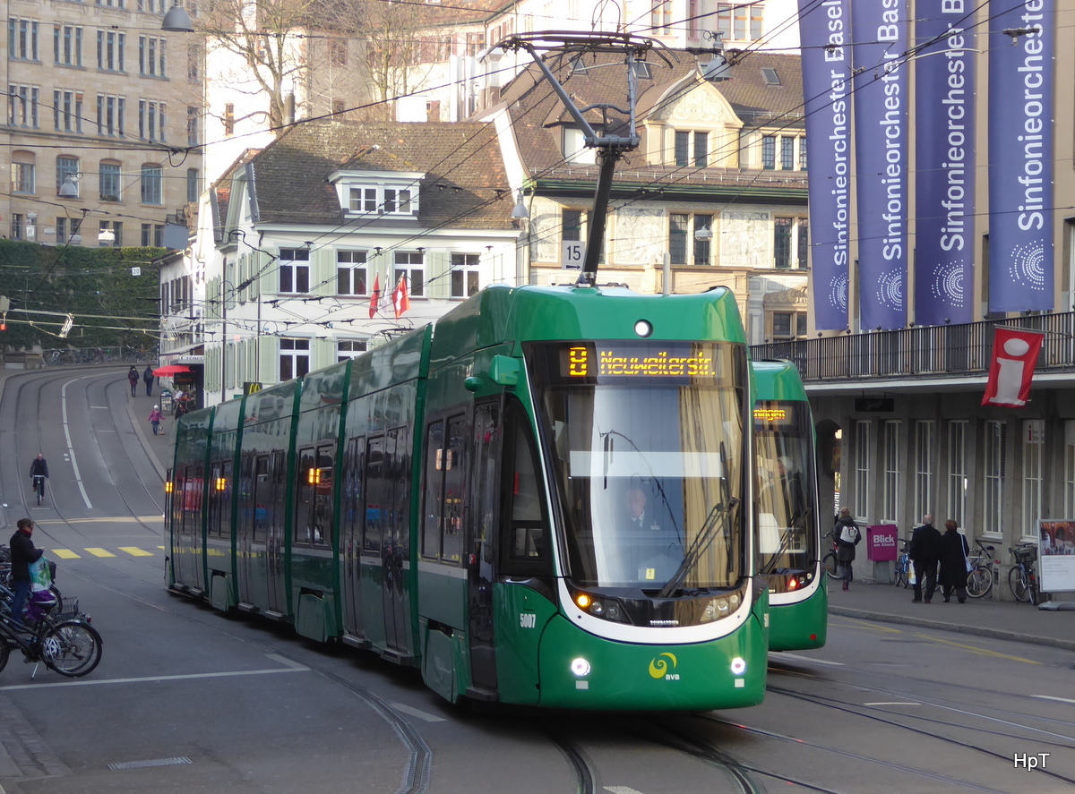 BVB - Tram Be 6/8  5007 unterwegs auf der Linie 8 in der Stadt Basel am 19.12.2015