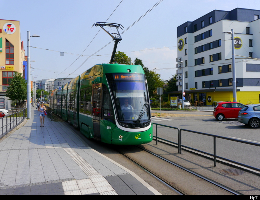 BVB - Tram Nr.5029 unterwegs in Deutschland in Weil am Rhein kurz vor dem Schweizer Zoll am 04.08.2018