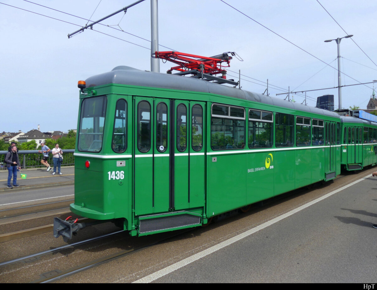 BVB - Trambeiwagen B 1436 mit Fahrleitung Schmier Phantograf unterwegs in der Stadt Basel am 22.05.2022