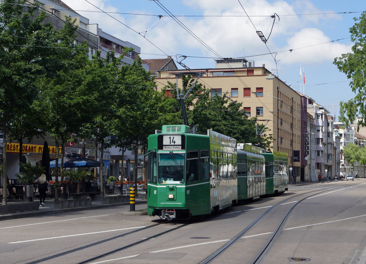 BVB: Trotz dem Export ins Ausland sowie der Verschrottung von altem Rollmaterial, können zur Zeit in Basel noch viele interessante Tramzüge im Betrieb beobachtet werden, wie die folgenden Aufnahmen vom 5.Mai 2017 zeigen.
Messeplatz: Be 4/4 497 + B + Be 4/4 auf der Linie 14.
Foto: Walter Ruetsch