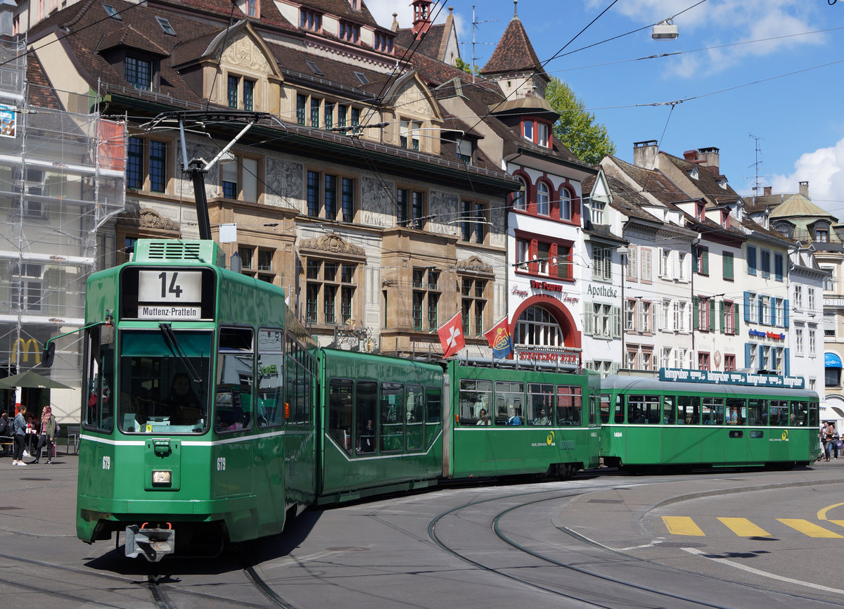 BVB: Trotz dem Export ins Ausland sowie der Verschrottung von altem Rollmaterial, können zur Zeit in Basel noch viele interessante Tramzüge im Betrieb beobachtet werden, wie die folgenden Aufnahmen vom 5.Mai 2017 zeigen.
Barfüsserplatz, Be 4/6 679 + B 1484 auf der Linie 14.
Foto: Walter Ruetsch