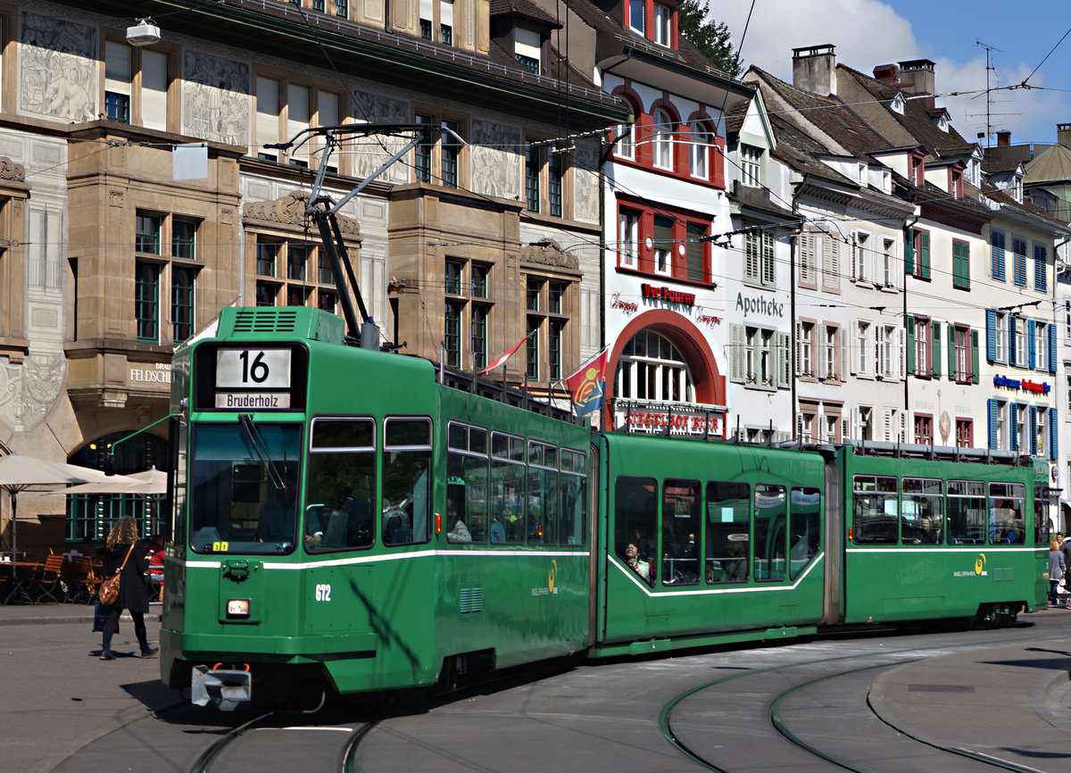 BVB: Trotz dem Export ins Ausland sowie der Verschrottung von altem Rollmaterial, können zur Zeit in Basel noch viele interessante Tramzüge im Betrieb beobachtet werden, wie die folgenden Aufnahmen vom 5.Mai 2017 zeigen.
Barfüsserplatz, Be 4/6 672 auf der Linie 16.
Foto: Walter Ruetsch