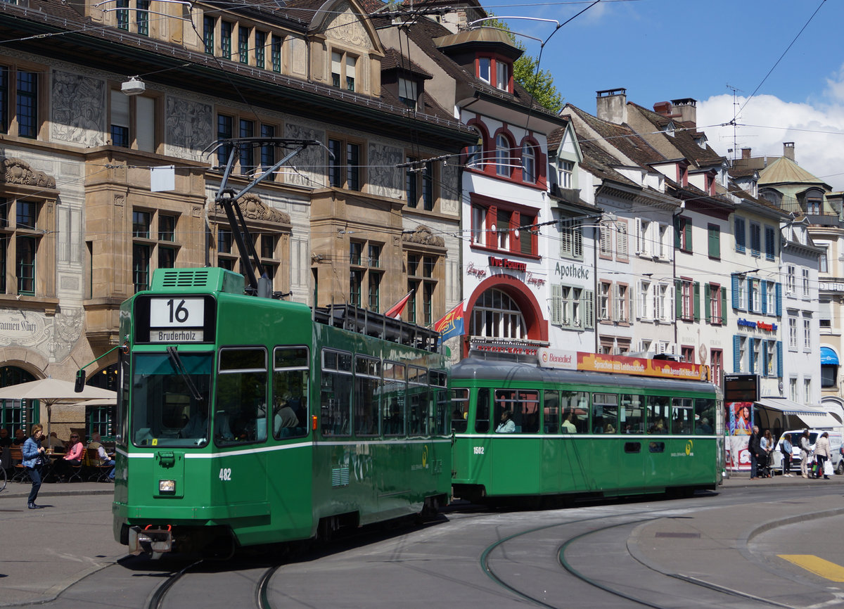 BVB: Trotz dem Export ins Ausland sowie der Verschrottung von altem Rollmaterial, können zur Zeit in Basel noch viele interessante Tramzüge im Betrieb beobachtet werden, wie die folgenden Aufnahmen vom 5.Mai 2017 zeigen.
Barfüsserplatz, Be 4/4 482 + B 1502 auf der Linie 16.
Foto: Walter Ruetsch