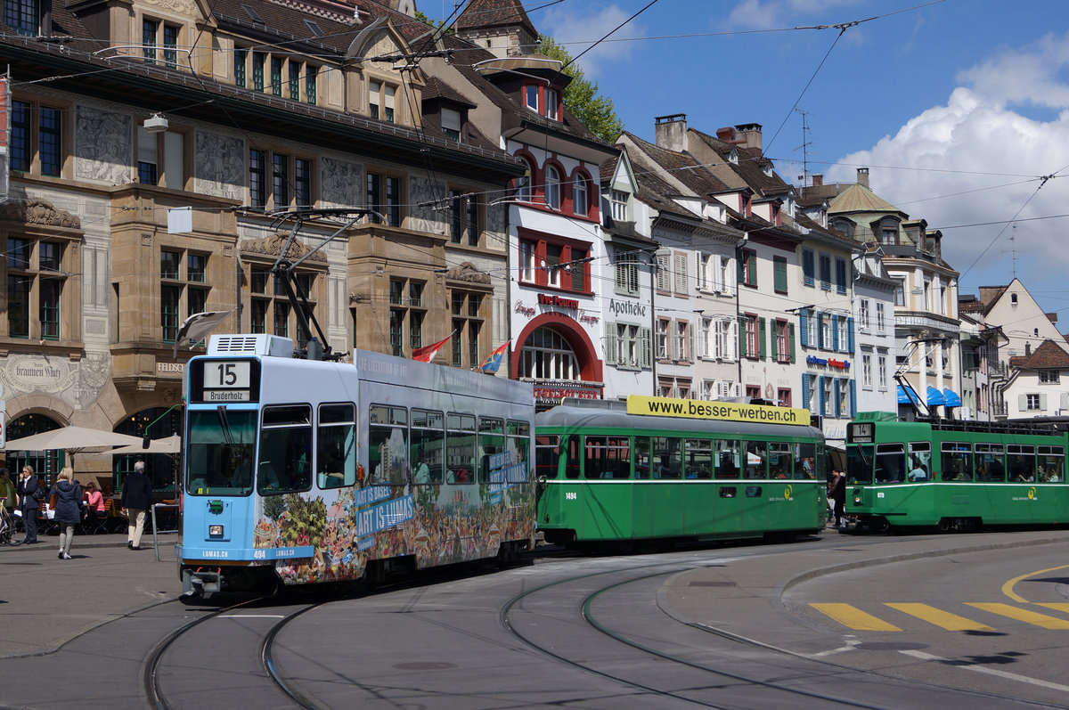 BVB: Trotz dem Export ins Ausland sowie der Verschrottung von altem Rollmaterial, können zur Zeit in Basel noch viele interessante Tramzüge im Betrieb beobachtet werden, wie die folgenden Aufnahmen vom 5.Mai 2017 zeigen.
Barfüsserplatz, Be 4/4 494 + B 1494 auf der Linie 15.
Foto: Walter Ruetsch