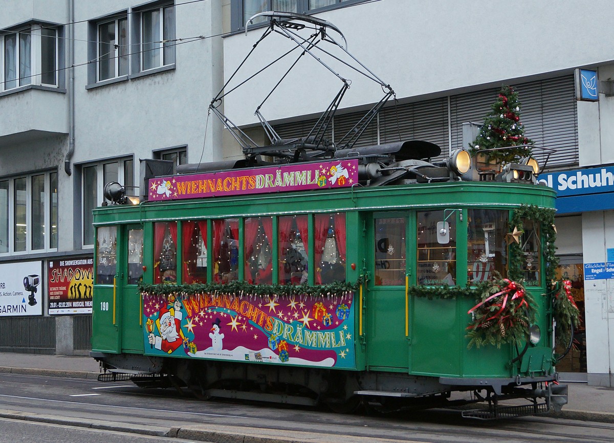 BVB: Während der Adventszeit sorgte neben dem schönen Weihnachtsmarkt in der Tramstadt Basel auch das Weihnachtsdrämli für vorweihnächliche Stimmung. Am 21. Dezember 2013 wartet der festlich geschmückte Oldtimer bei der Haltestelle Schifflände auf weitere Fahrgäste.
Foto: Walter Ruetsch 