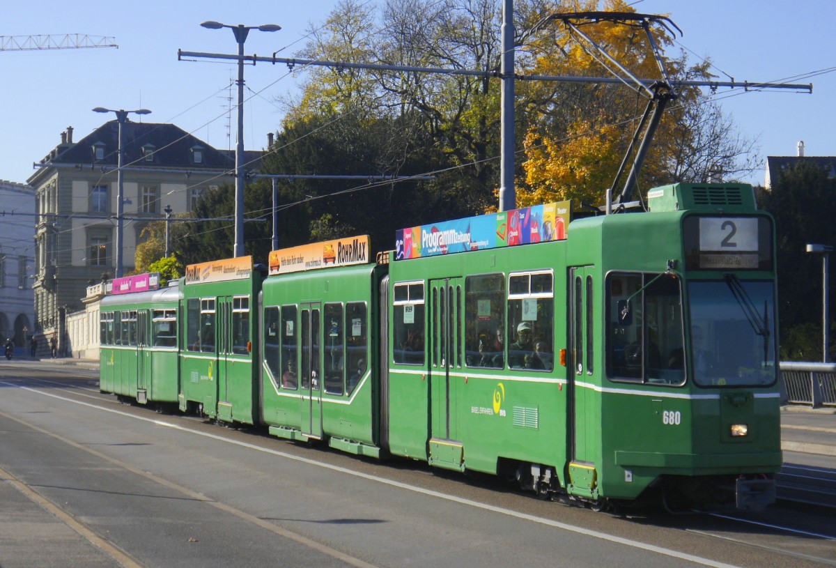 BVB-Wagen 680, eine Schindler- Sänfte , mit einem 1400er Beiwagen auf der Wettsteinbrücke (Linie 2 Richtung Badischer Bahnhof), aufgenommen am 5.11.15.