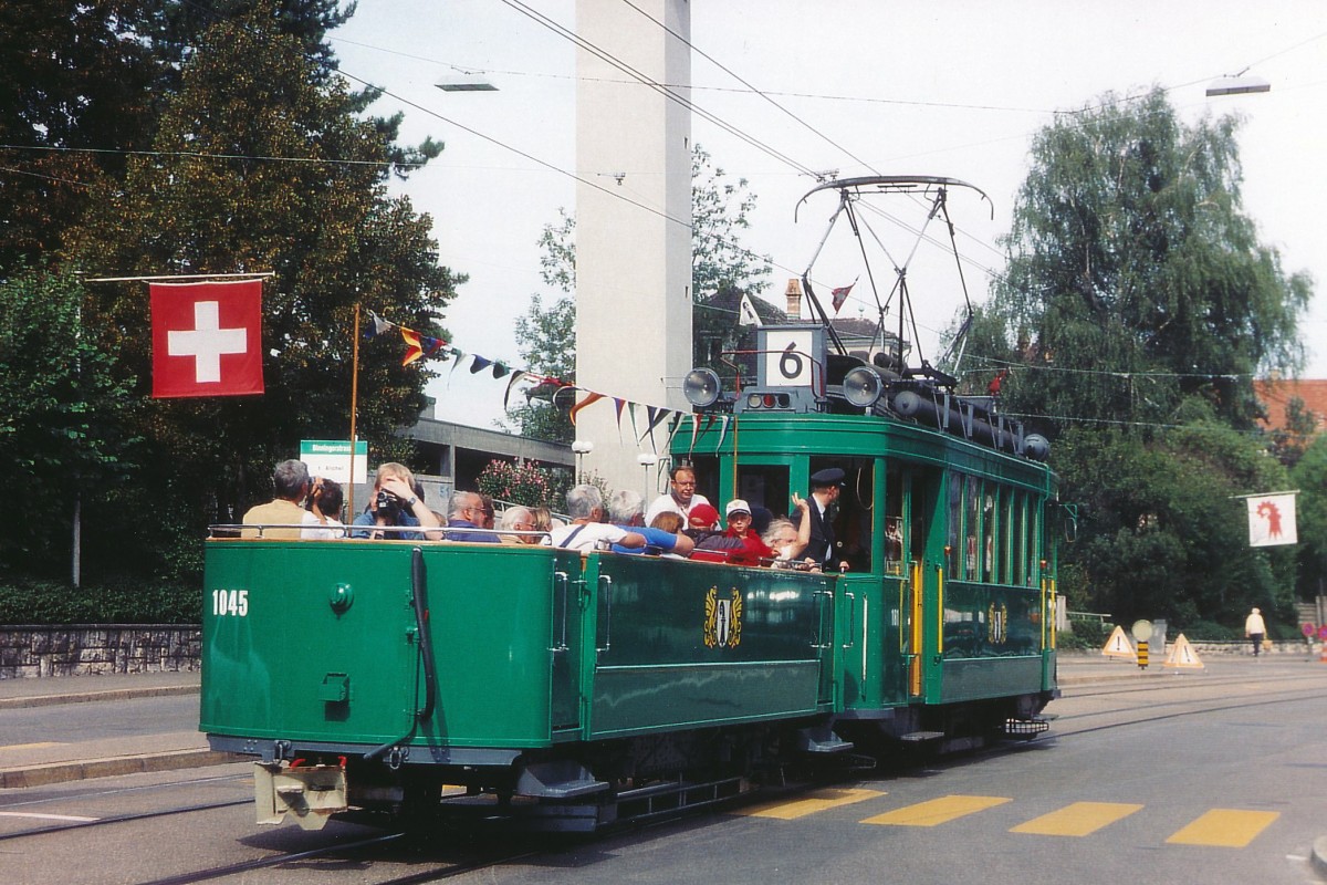 BVB: Zu den Zeiten, da die Strassenbahnen noch nicht mit Klimaanlagen ausgerüstet waren, wurden die Fahrgäste im Sommer bei sehr grosser Hitze in BADEWANNEN (ohne Wasser) durch die Stadt Basel transportiert. Be 2/2 181 (1925) mit der Badewanne 1045 auf der Linie 6 bei Allschwil im Juli 2005.
Foto: Walter Ruetsch
