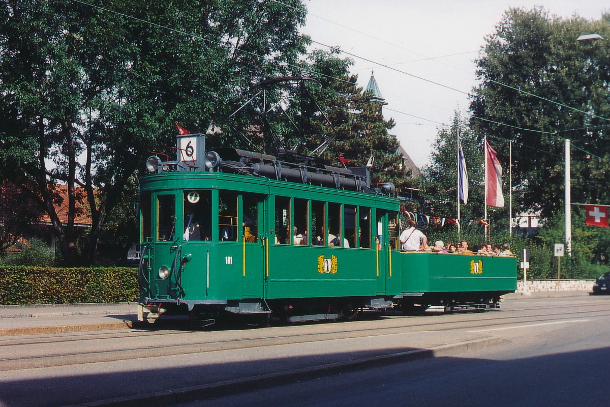BVB: Zu den Zeiten, da die Strassenbahnen noch nicht mit Klimaanlagen ausgerüstet waren, wurden die Fahrgäste im Sommer bei sehr grosser Hitze in BADEWANNEN (ohne Wasser) durch die Stadt Basel transportiert. Be 2/2 181 (1925) mit der Badewanne 1045 auf der Linie 6 bei Allschwil im Juli 2005.
Foto: Walter Ruetsch