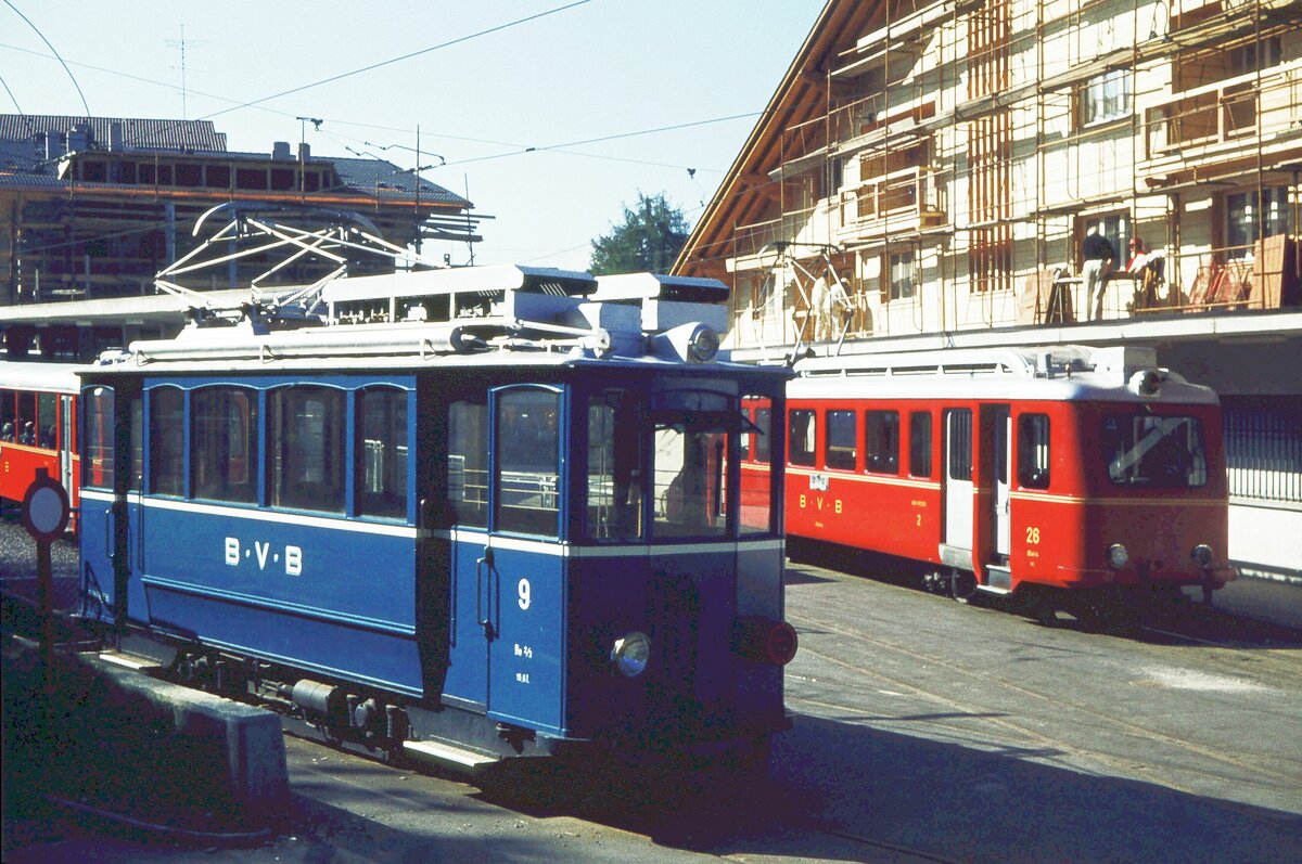 BVB_Bex-Villars-Bretaye__BVB_Be 2/2 Nr. 9 ex VBZ(Zürich) für den Adhäsionsabschnitt Villars- Gryon und Zahnrad-Tw BDeh 2/4 Nr. 26 in 'Villars-Palace'.__07-09-1976