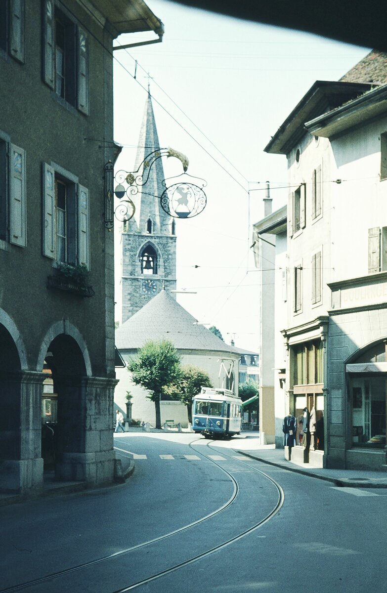BVB_Bex-Villars-Bretaye__Straßenbahn-Tw B2 2/3 Nr. 16 schlängelt sich durch das Ortszentrum von Bex_07-09-1976