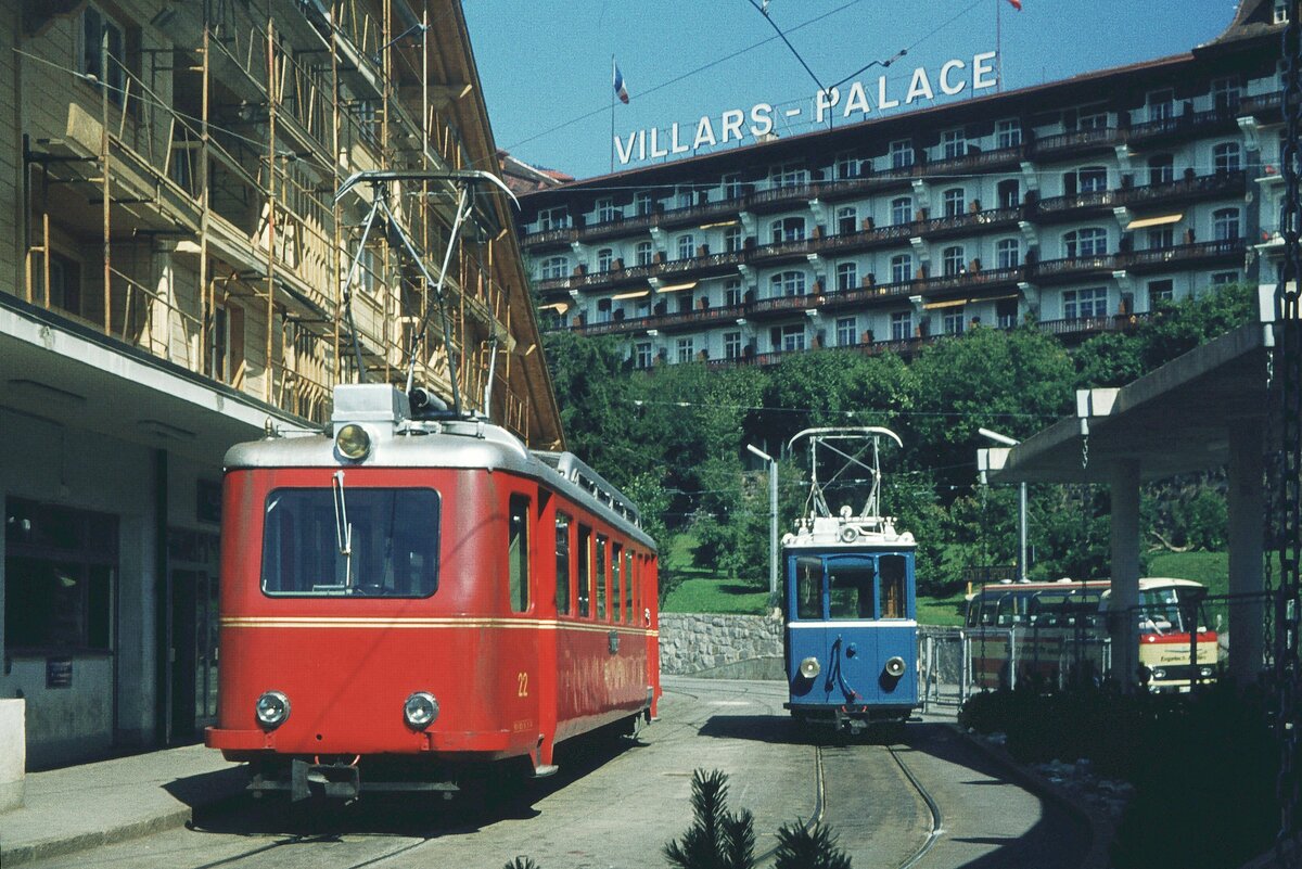 BVB_Bex-Villars-Bretaye__Tw 22 in Villars-Palace. Zum Col de Bretaye mußte bis 2021 in Villars umgestiegen werden, seitdem verkehren die Züge durchgehend ab Bex. Auf dem Adhäsions-Abschnitt Gryon–Villars verkehrten seinerzeit noch die (blauen) Straßenbahnwagen. Hier der Be 2/2 Nr. 9 Bj. 1915, ex VBZ (Zürich).__07-09-1976  