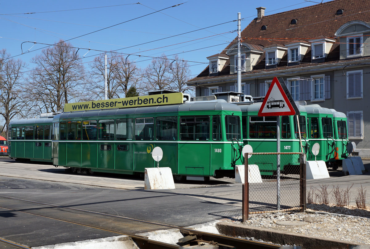 BVB/BLT: Basler Strassenbahnen von HEUTE UND GESTERN.
Sechs ausrangierte BVB-Anhänger warten vor dem Tramdepot Dreispitz ihr weiteres Schicksal ab.
Diese vielleicht  letzte Tramanhängerparade  wurde am 6. April 2018 fotografiert.
Foto: Walter Ruetsch