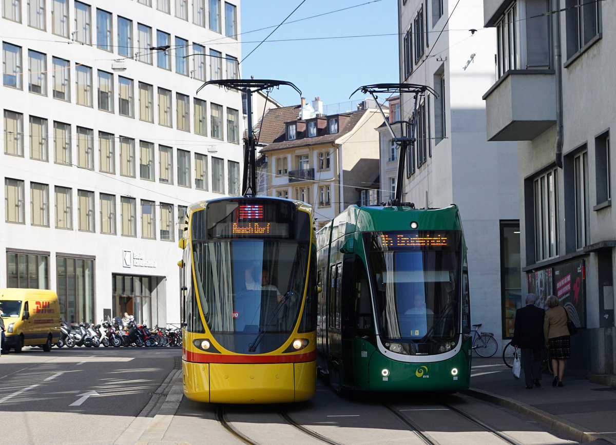 BVB/BLT: Basler Strassenbahnen von HEUTE UND GESTERN.
BLT Be 6/10 Tango der Linie 11 Aesch Dorf anlässlich der Überholung eines BVB Be 6/8 Fexity der Linie 16 Bruderholz.
Die Aufnahme entstand am 6. April 2018 bei der Tramhaltestelle Schifflände.
Foto: Walter Ruetsch
