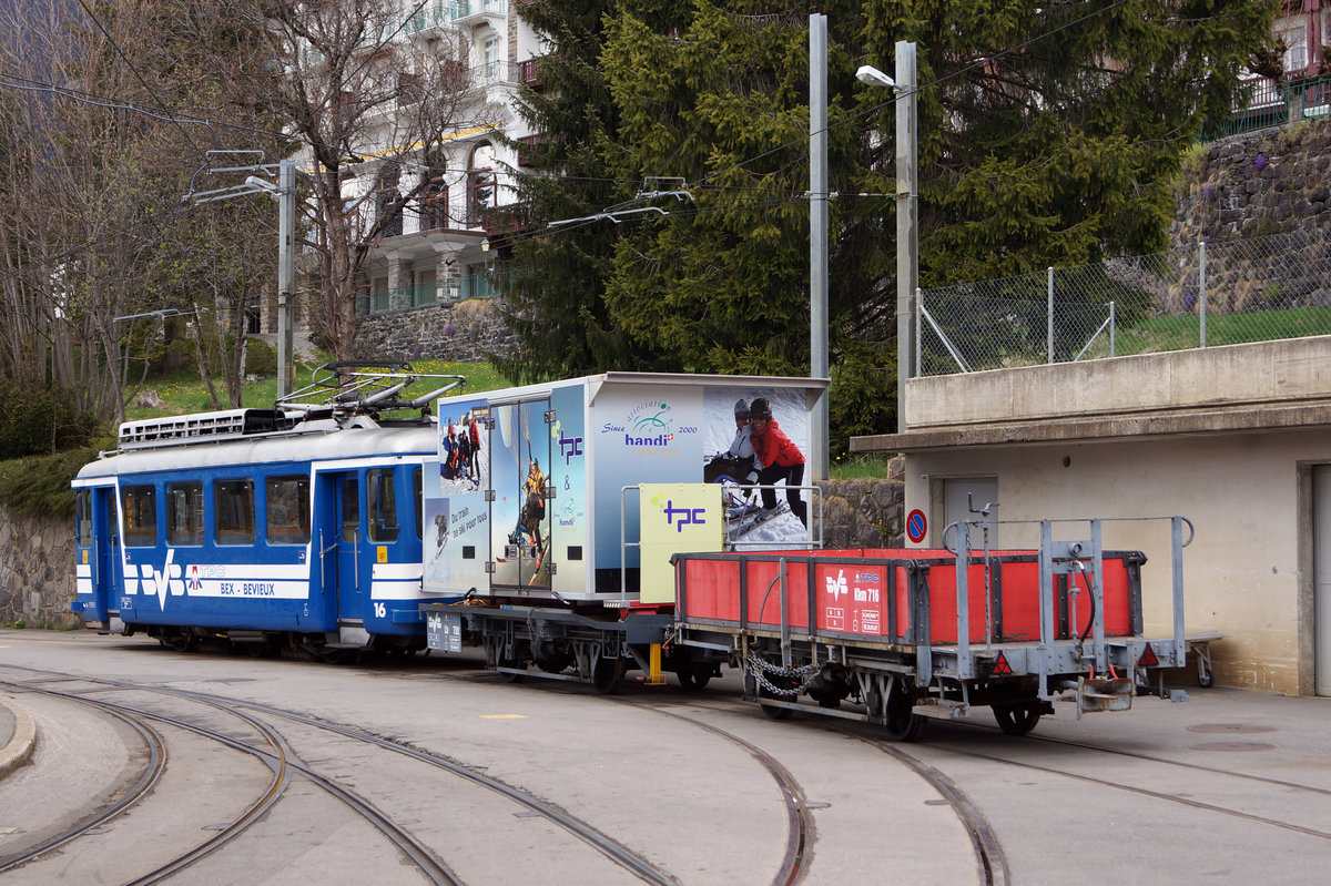 BVB/TPC: Güterzug mit Be 2/2 16 + Lb 752 + Kkm 716 in Villars-sur-Ollon am 17. April 2017.
Foto: Walter Ruetsch 