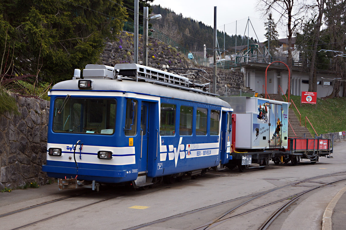 BVB/TPC: Güterzug mit Be 2/2 16 + Lb 752 + Kkm 716 in Villars-sur-Ollon am 17. April 2017.
Foto: Walter Ruetsch 